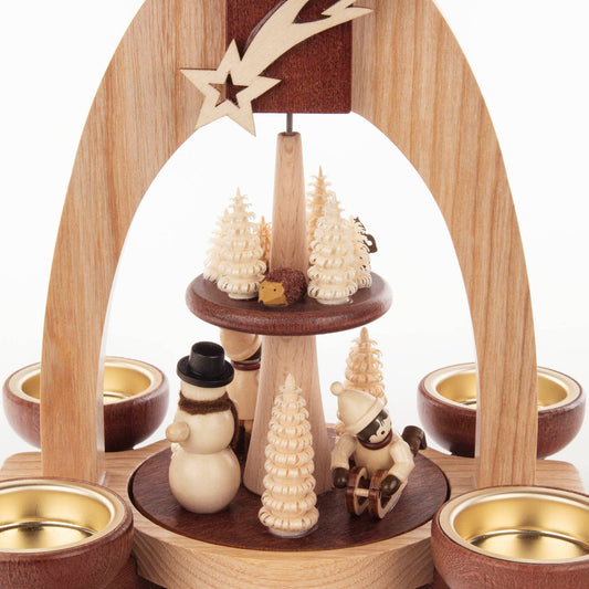 Pyramide mit Winterkindern