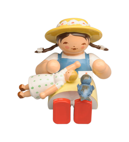 Fille avec un oiseau à pied
