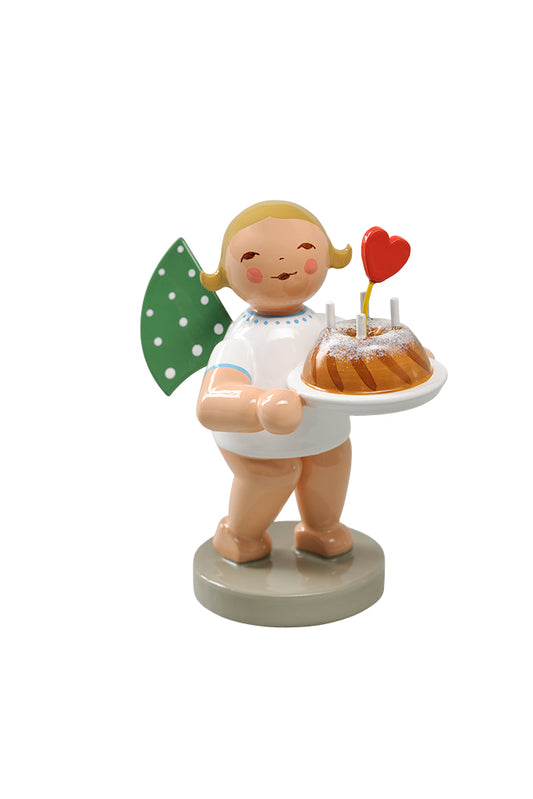 Ange avec gâteau et coeur