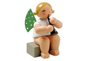Engel mit Klarinette, sitzend