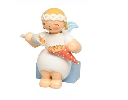 Margeritenengel, sitzend, mit gebrannten Mandeln